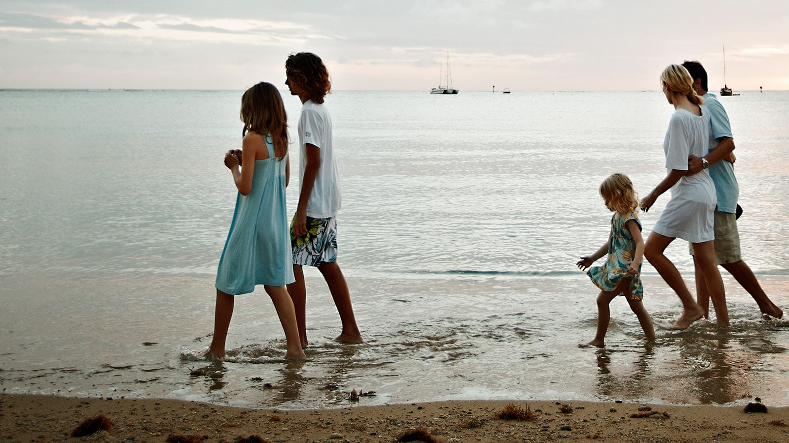 promenade d'une famille sur la plage