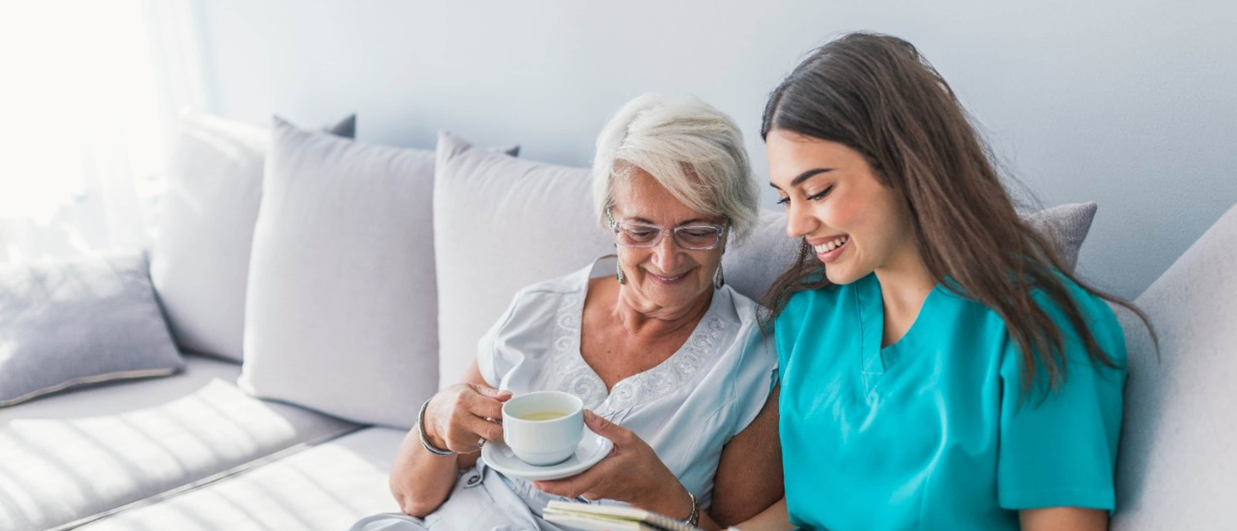 Home elder. Счастливые пациенты медсестры. Медсестра в доме престарелых. Счастливые пожилые пациенты. Медсестра и пациент Сток.